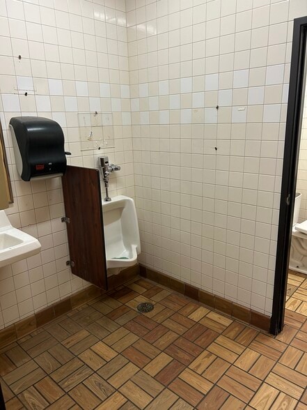 More Photos Of 537 Ridge St, Mineral Point Convenience Store For Sale