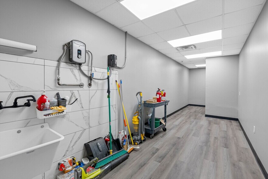 More Photos Of 4412 W Osborne Ave, Tampa Light Distribution For Lease