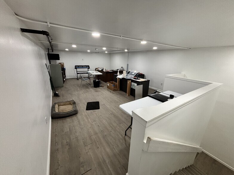 More Photos Of 217 Parkview Ave E, Elkhart Manufacturing For Lease