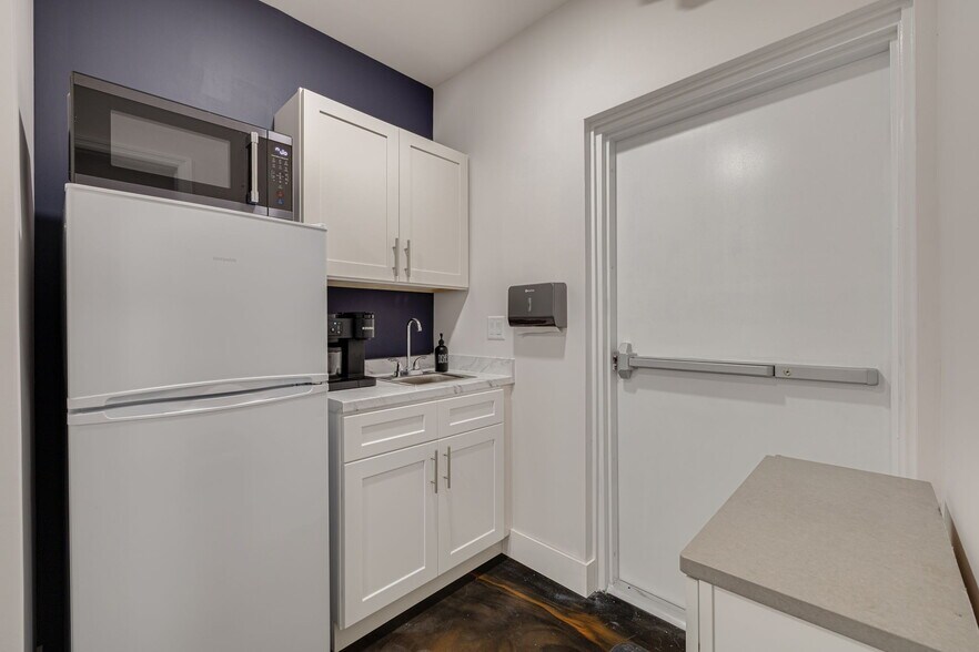 More Photos Of 2312 US Highway 19, Holiday Office For Sale