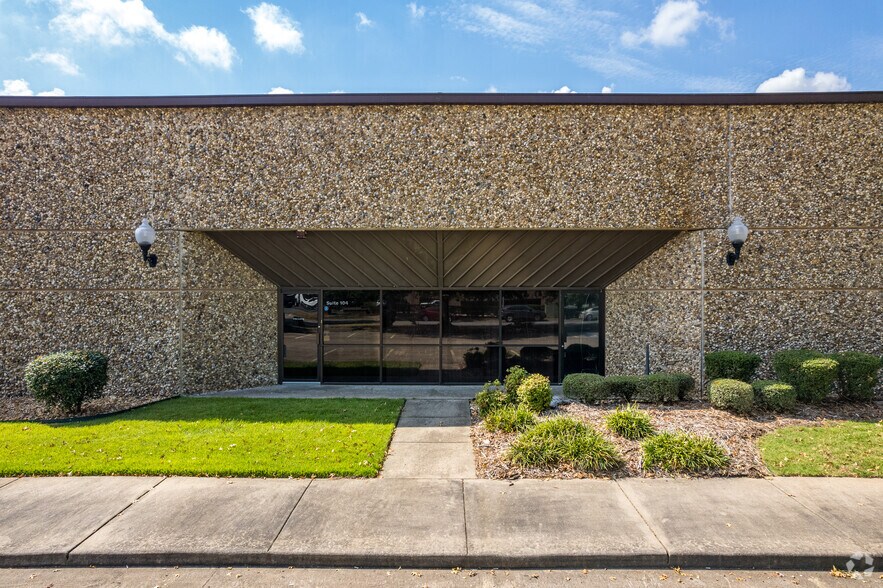 More Photos Of 2201 Brookwood Dr, Little Rock Light Distribution For Lease