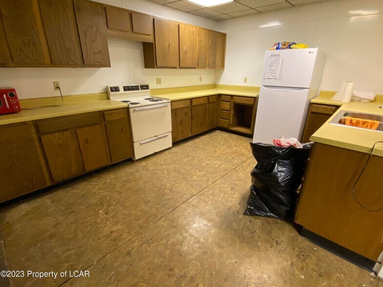 More Photos Of 578 Main St, Sugar Notch Flex For Sale