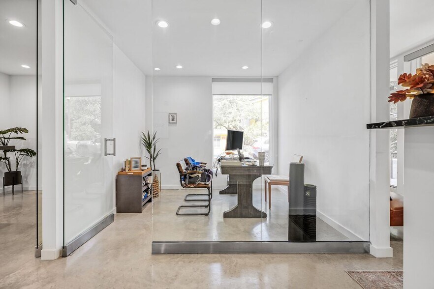 More Photos Of 2208 Lake Austin Blvd, Austin Office Residential For Sale