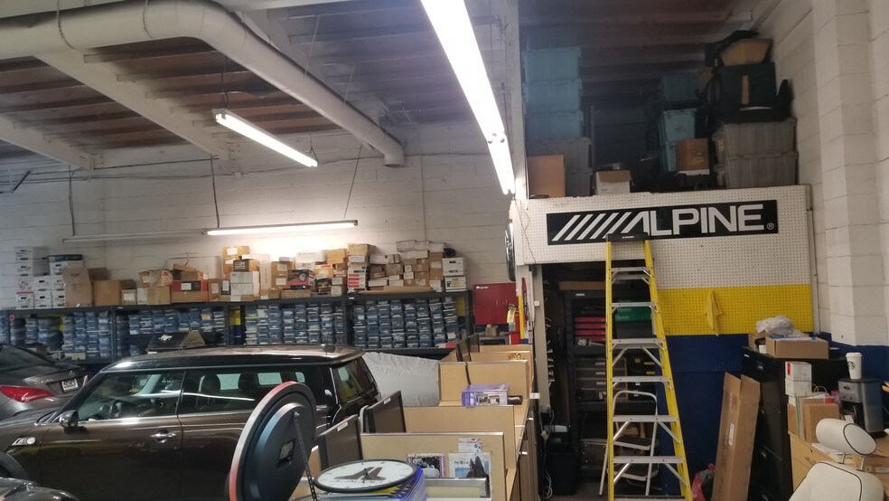 More Photos Of 5569 Reseda Blvd, Tarzana Auto Repair For Lease