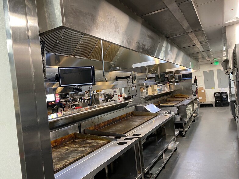 More Photos Of 9700 State Route 14, Streetsboro Freestanding For Lease