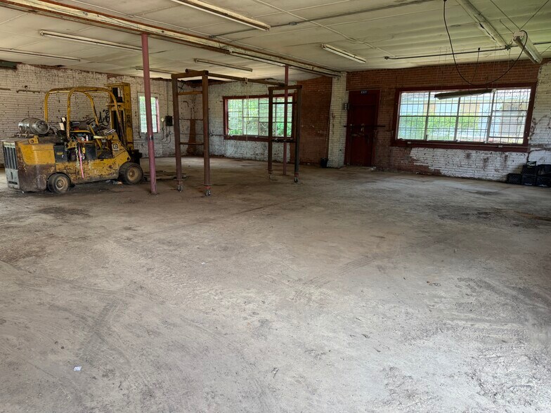 More Photos Of 302 S Louise St, Atlanta Light Manufacturing For Sale