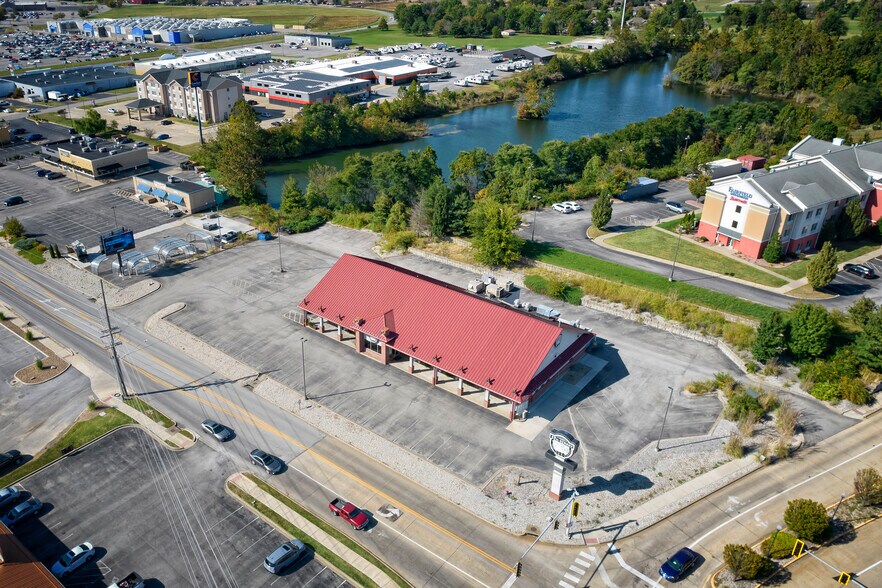 More Photos Of 2700 17th St, Marion General Retail For Sale