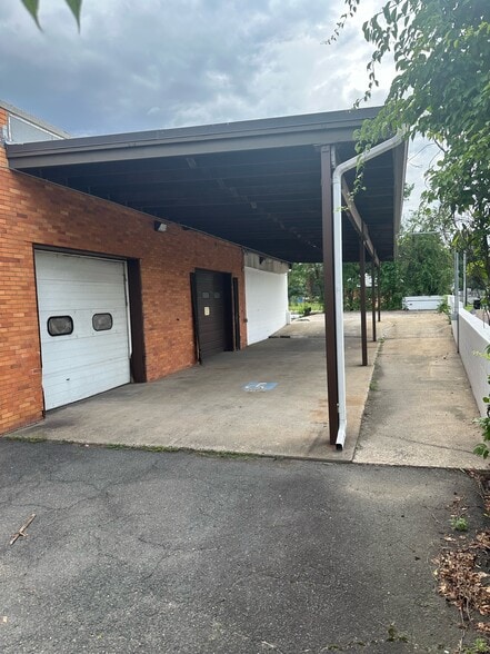 More Photos Of 53 Thomas Rd, Hawthorne Manufacturing For Lease