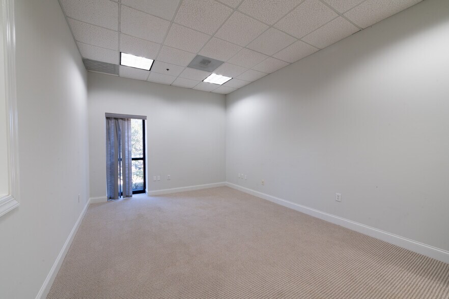 More Photos Of 415 Jessen Ln, Charleston Warehouse For Lease