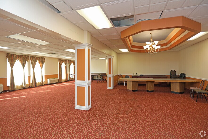 More Photos Of 127 Ontario Dr, Mount Hope Hotel For Sale
