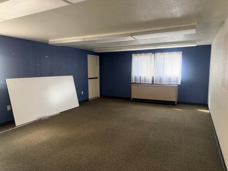 More Photos Of 900 W Fireweed Ln, Anchorage Flex For Sale