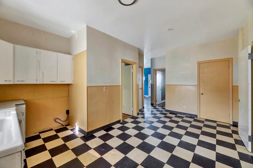 More Photos Of 2107 Harrison Ave, Wilmington Light Distribution For Sale