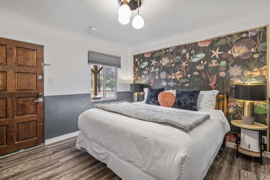 More Photos Of 1175 2nd St SE, Bandon Hotel For Sale