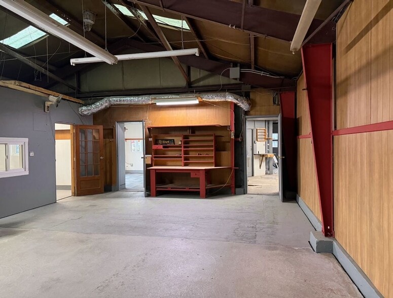 More Photos Of 435 Deerfield St, Greenfield Freestanding For Sale