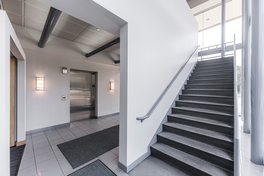 More Photos Of 290 Springfield Dr, Bloomingdale Medical For Lease