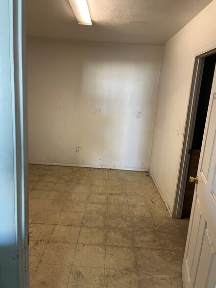 More Photos Of 111 E Maple St, Lamar Flex For Sale