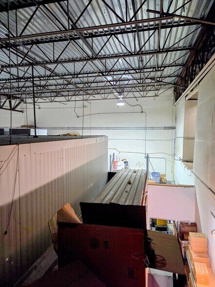 More Photos Of 7810 Kingspointe Pky, Orlando Warehouse For Lease