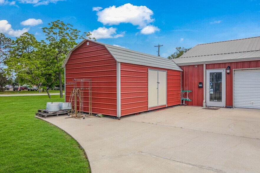 More Photos Of 517 E Brazos Ave, West Columbia Freestanding For Sale