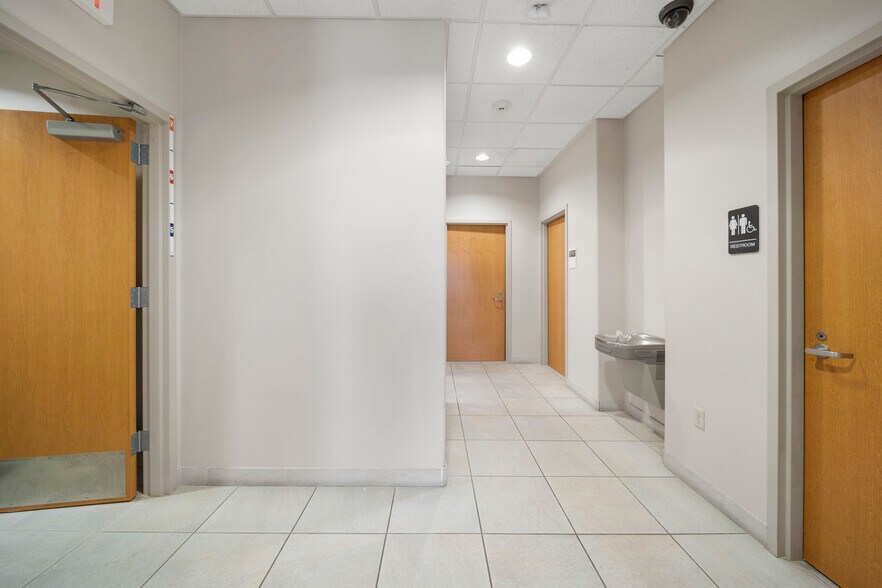 More Photos Of 7447 Riverside Pky, Tulsa Bank For Lease