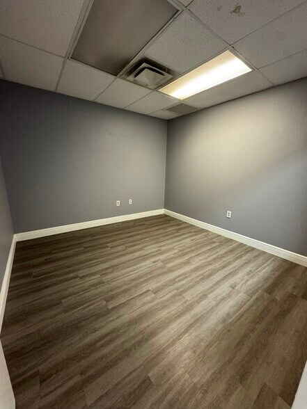 More Photos Of 9507 Palm River Rd, Tampa Warehouse For Lease