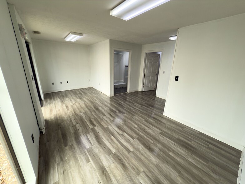 More Photos Of 450 S Cemetery St, Norcross Warehouse For Lease