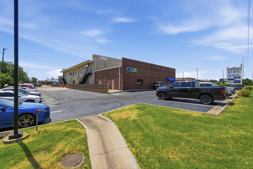 More Photos Of 201 SW 14th St, Bentonville Unknown For Lease