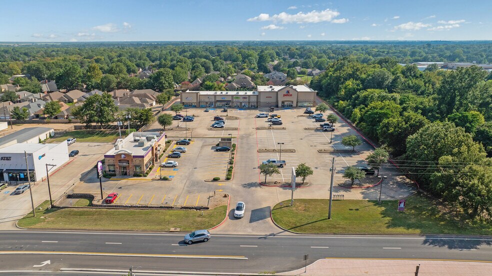 More Photos Of 3900 Lamar Ave, Paris Unknown For Lease