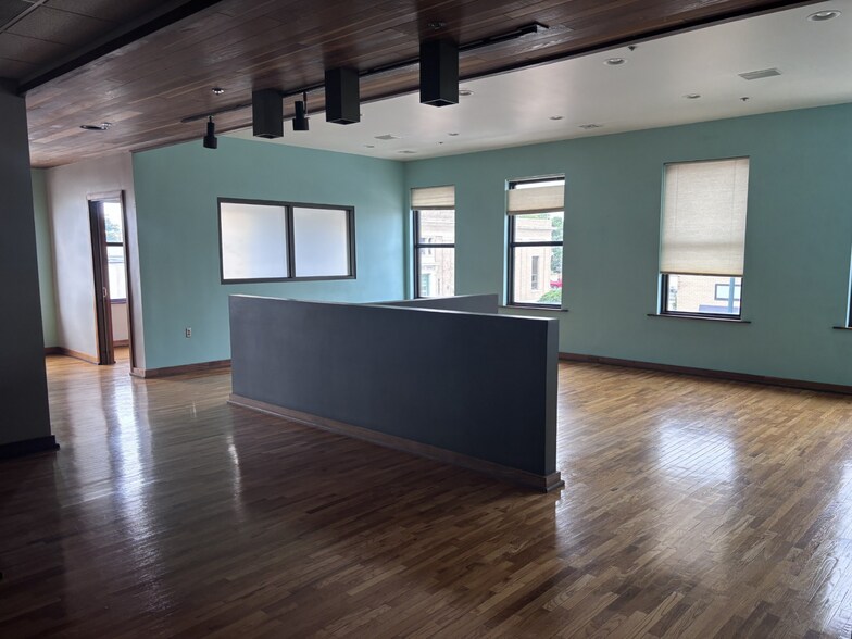More Photos Of 121 S 4th St, Manhattan General Retail For Lease