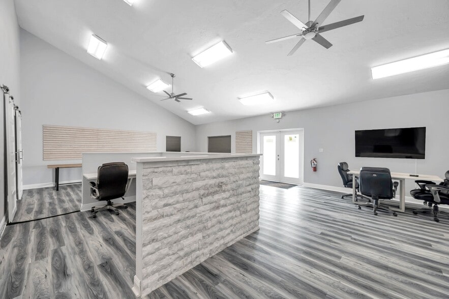 More Photos Of 7949 Ulmerton Rd, Largo Storefront For Sale