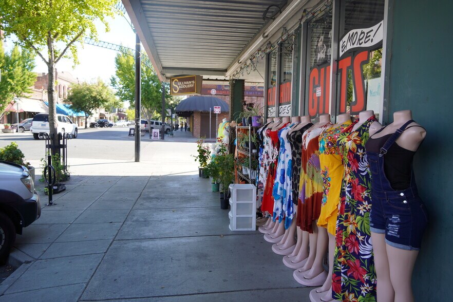More Photos Of 400-406 D St, Marysville Storefront For Lease