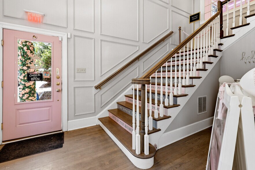 More Photos Of 3 E Market St, Leesburg Office For Sale