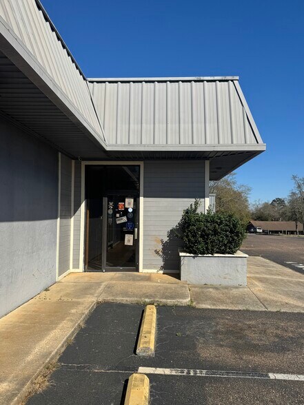 More Photos Of 990 N Daleville Ave, Daleville Warehouse For Sale