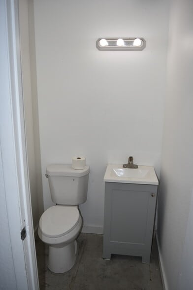 More Photos Of 12295 Automobile Blvd, Clearwater Warehouse For Lease