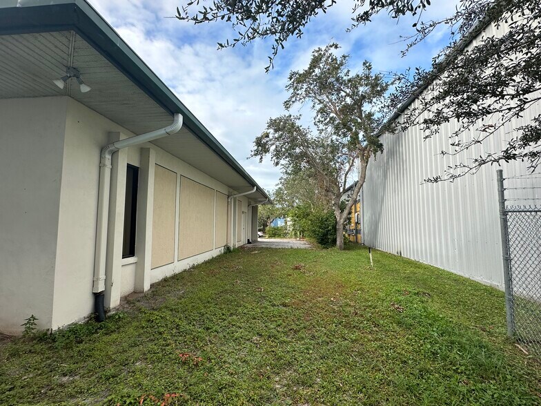 More Photos Of 325 Scarlett Blvd, Oldsmar Warehouse For Sale
