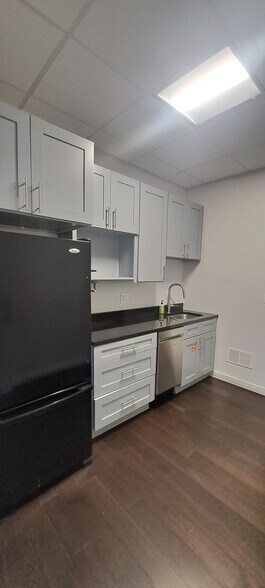 More Photos Of 401 W Superior St, Chicago Office For Sale