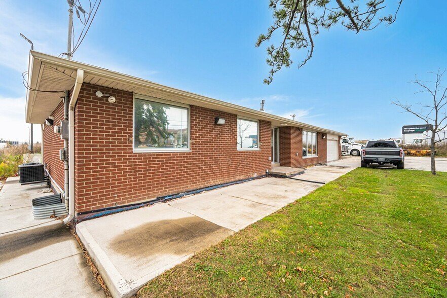 More Photos Of 140-160 Derry Rd E, Mississauga Office For Sale