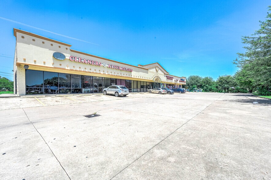 More Photos Of 8530 S Braeswood Blvd, Houston Freestanding For Lease