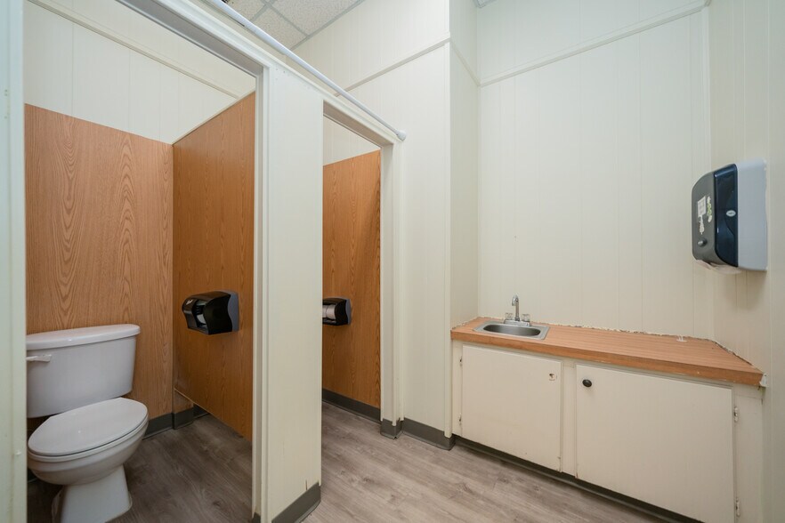 More Photos Of 1809 Alpine Rd, Longview Office For Sale