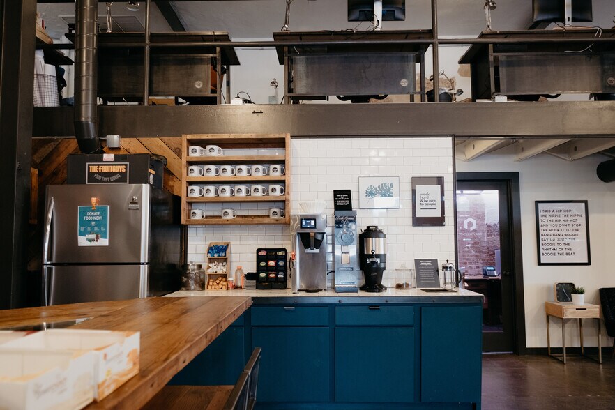 More Photos Of 633-635 W Davis St, Dallas Freestanding For Lease