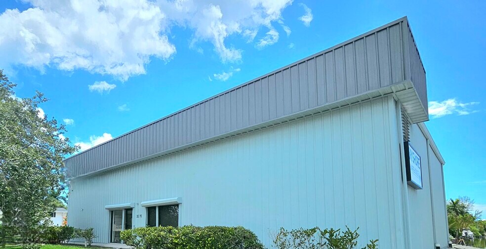 More Photos Of 3270 Bayshore Dr, Naples Freestanding For Sale