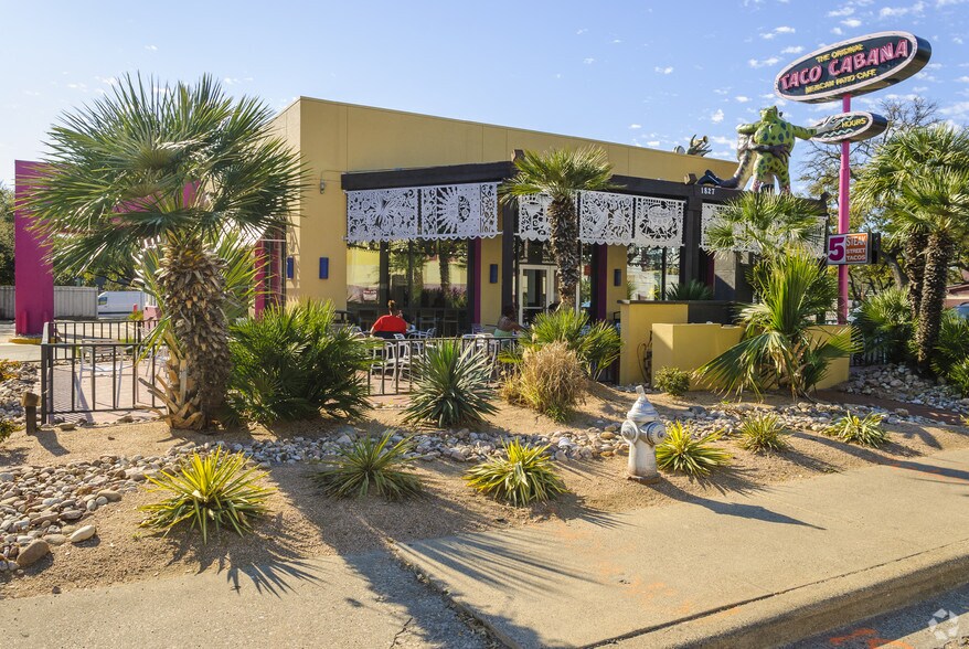 More Photos Of 1827 Greenville Ave, Dallas Fast Food For Lease