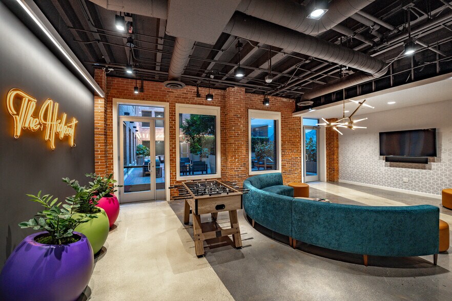 More Photos Of 617 W 7th St, Los Angeles Office For Lease