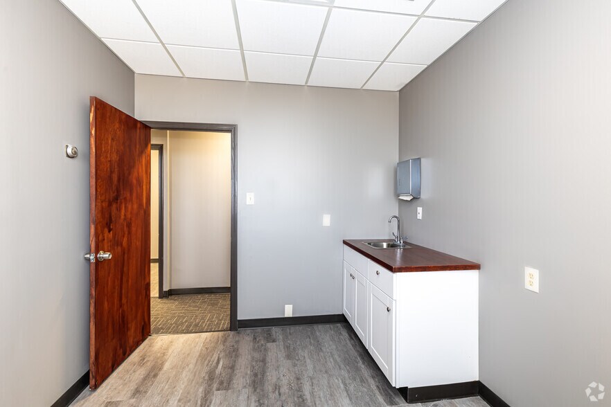 More Photos Of 4240 Blue Ridge Blvd, Kansas City Office For Sale