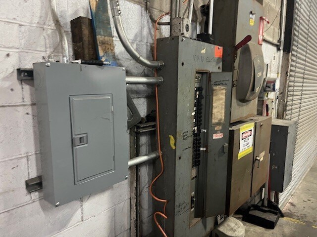 More Photos Of 76 Apollo St, Brooklyn Distribution For Lease