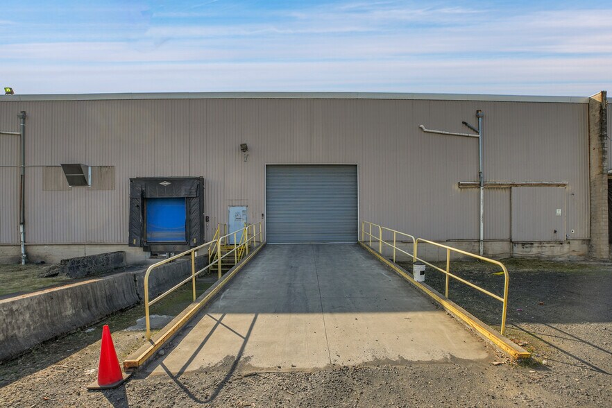 More Photos Of 9930 N Burgard Way, Portland Warehouse For Sale