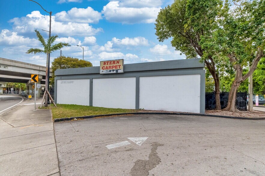 More Photos Of 666 NW 36th St, Miami Manufacturing For Sale