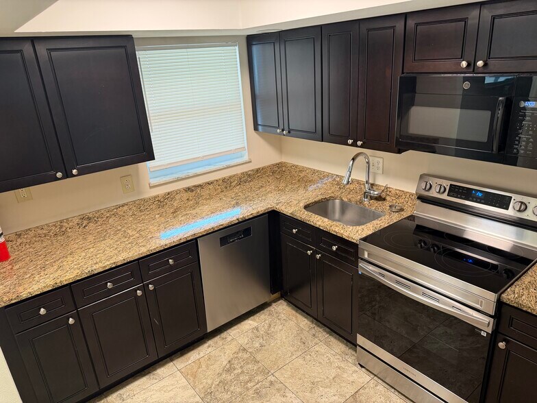More Photos Of 860 NW River Shores Blvd, Stuart Apartments For Sale