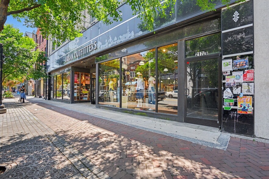 More Photos Of 217-221 W Broughton St, Savannah Storefront Retail Office For Lease