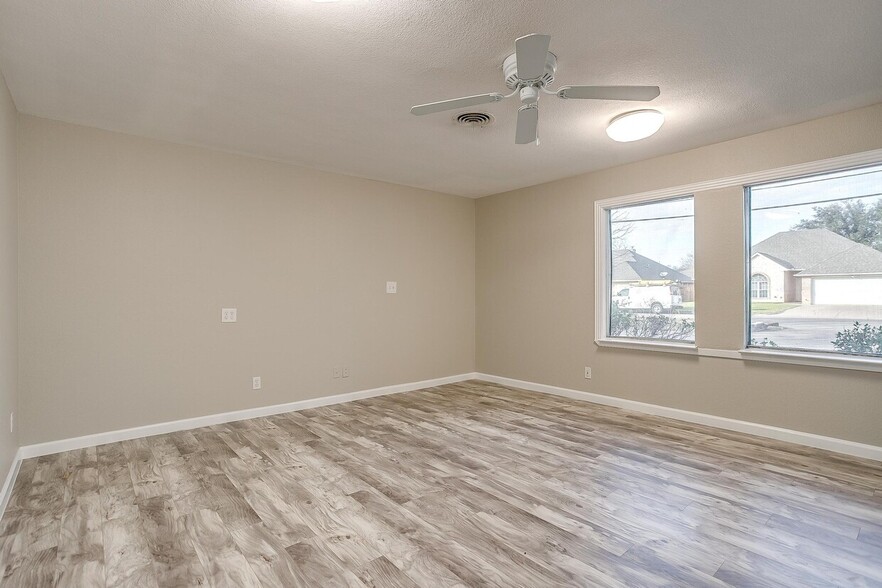 More Photos Of 2418 Cales Dr, Arlington Office Residential For Sale
