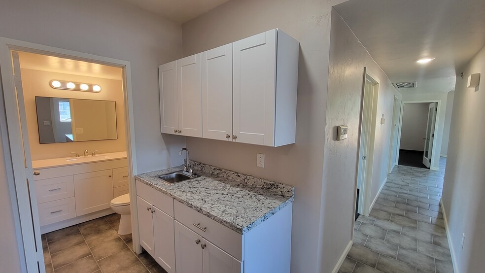 More Photos Of 1026 N Columbus Blvd, Tucson Light Manufacturing For Sale